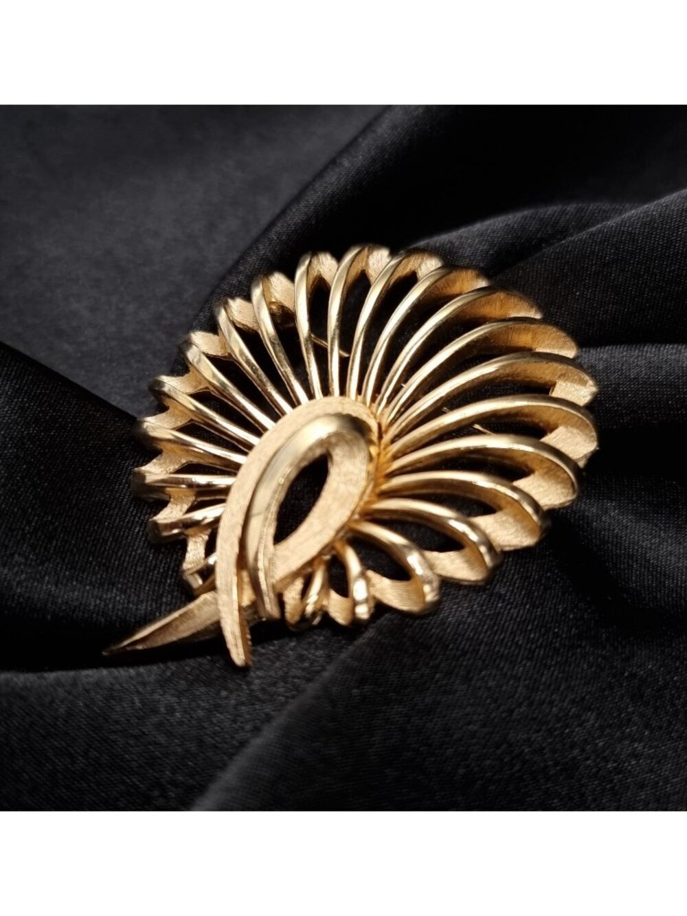 Vintage 1960's TRIFARI Gold-Tone Brooch Fan-Like Swirl Design Pin Jewelry